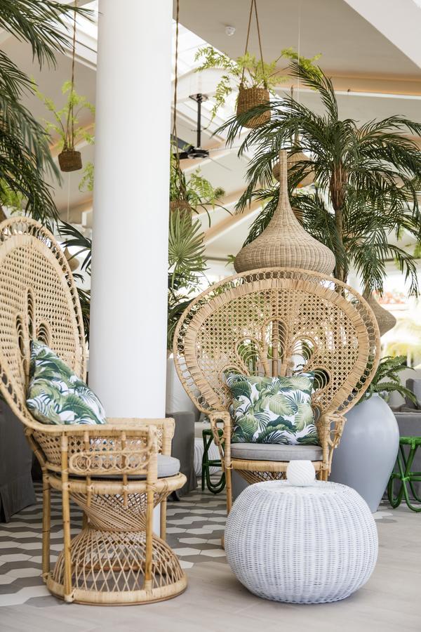 Lux* Grand Gaube Resort & Villas Εξωτερικό φωτογραφία A pair of peacock chairs