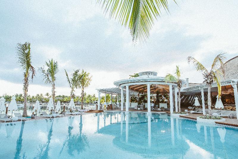 Lux* Grand Gaube Resort & Villas Εξωτερικό φωτογραφία The swimming pool at the resort