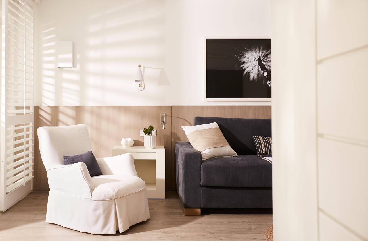 Lux* Grand Gaube Resort & Villas Εξωτερικό φωτογραφία A living room with a white armchair and a blue sofa