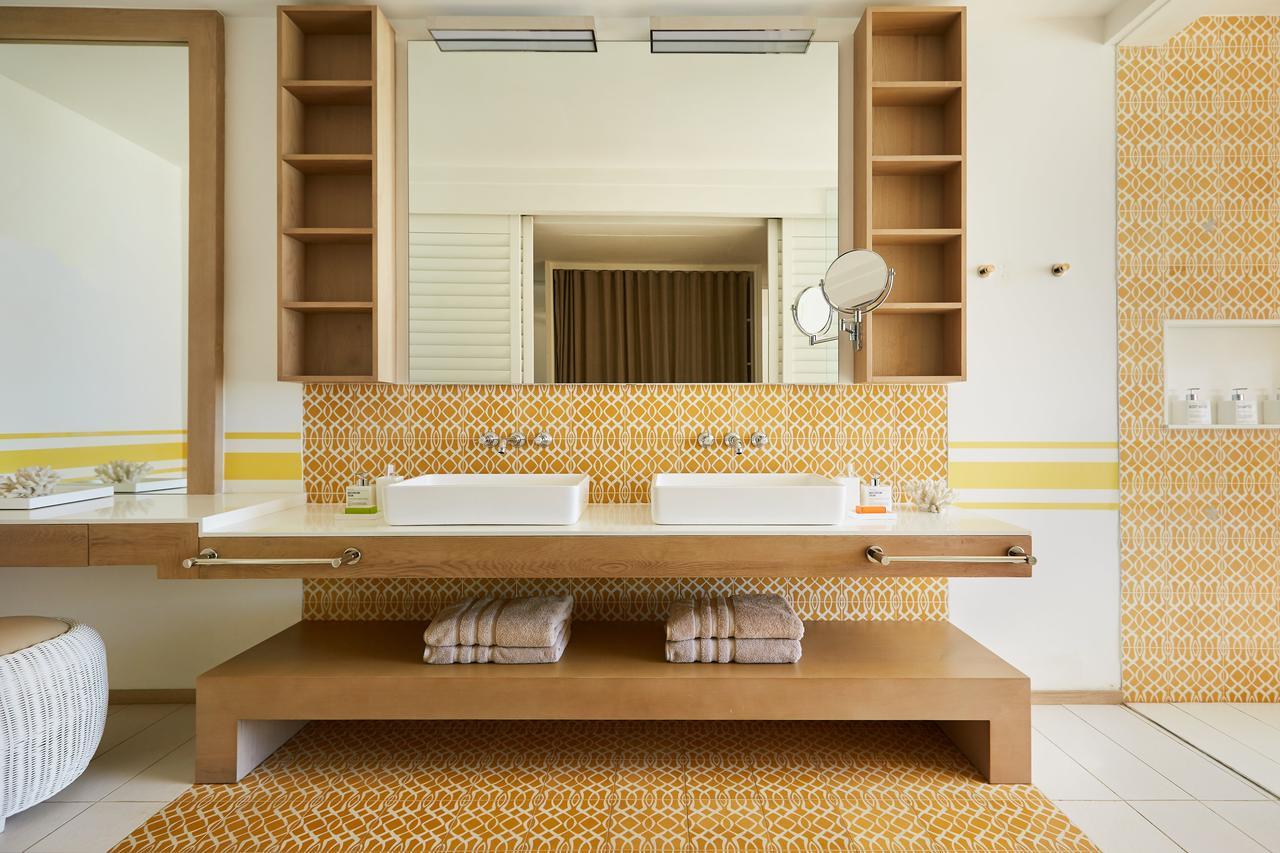 Lux* Grand Gaube Resort & Villas Εξωτερικό φωτογραφία Bathroom with hexagonal floor tiles